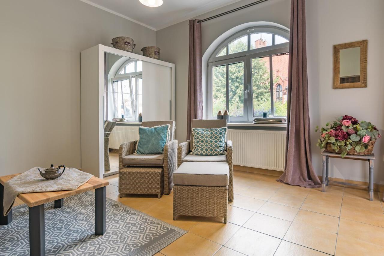 Pokoje Goscinne Przy Rynku Dąbrówno Exteriör bild